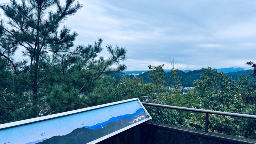 展望台にある丹沢山方面の山並み案内板