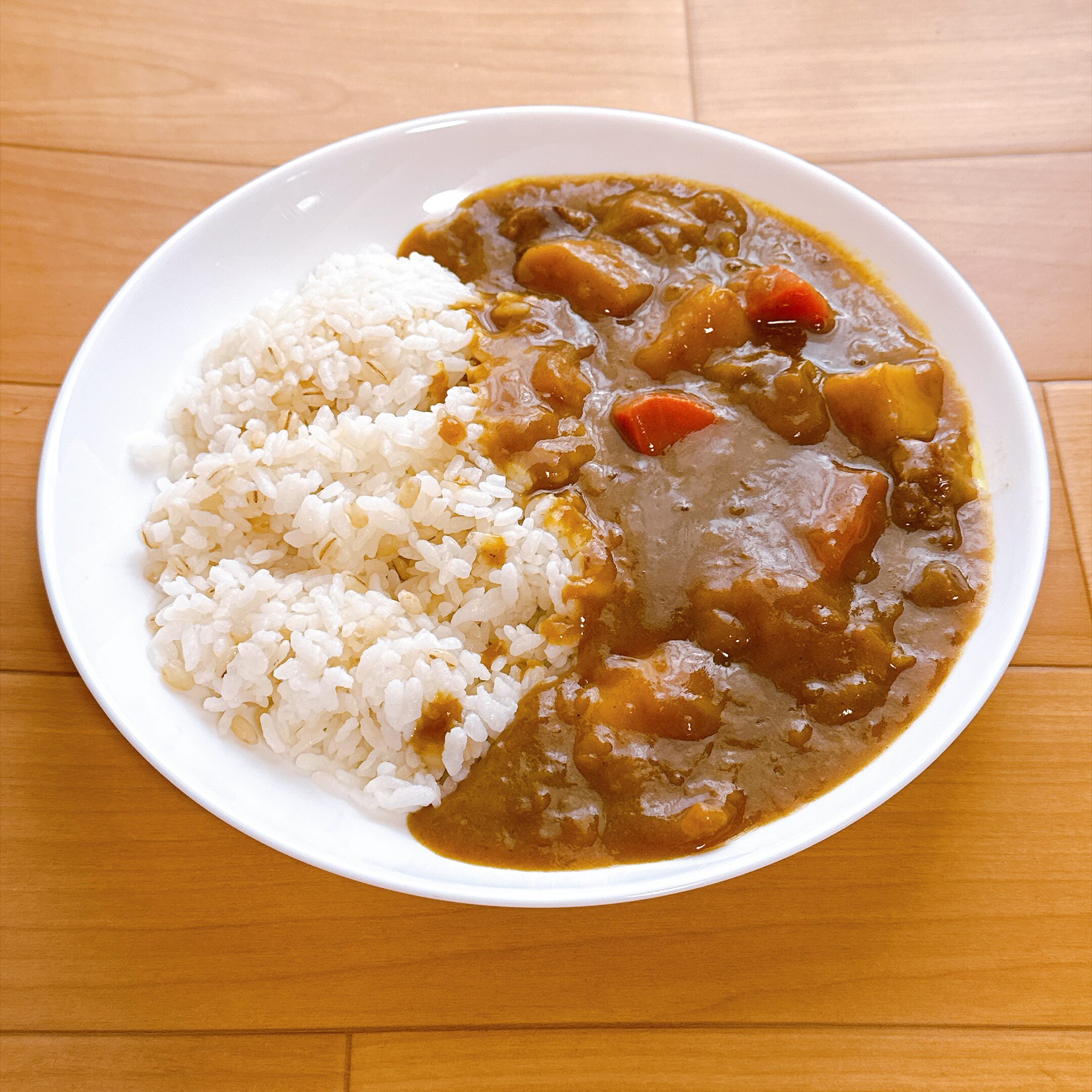カレー曜日をもち麦ごはんにかけたところ